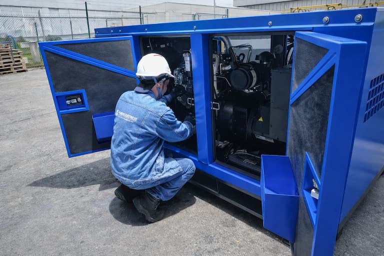 Práctica con equipos reales en el curso de mantenimiento de generadores eléctricos diésel