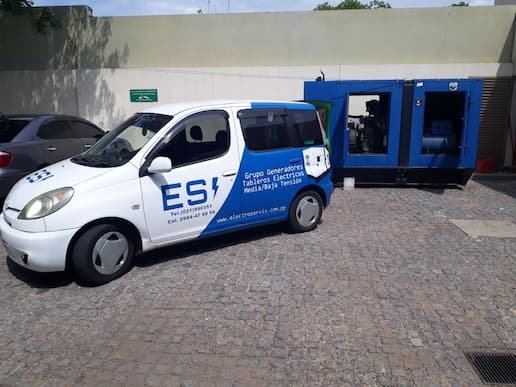 Vehículo técnico de Electroservis junto a generador